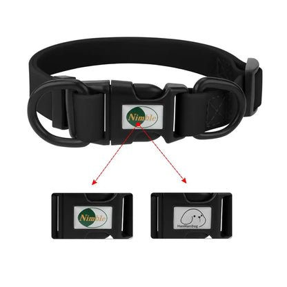 Vue produit d’un collier noir en PVC doux avec système de fermeture rapide sur fond blanc.
