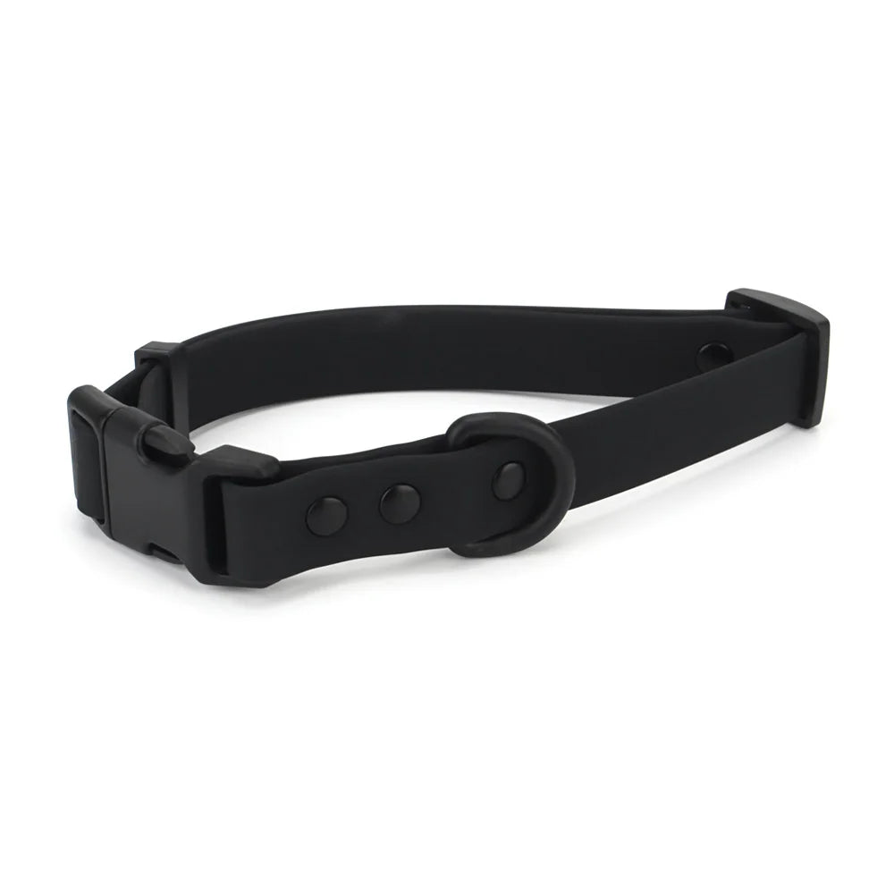 Collier pour chien en PVC noir avec boucle clip plastique et anneau rond sur fond blanc.