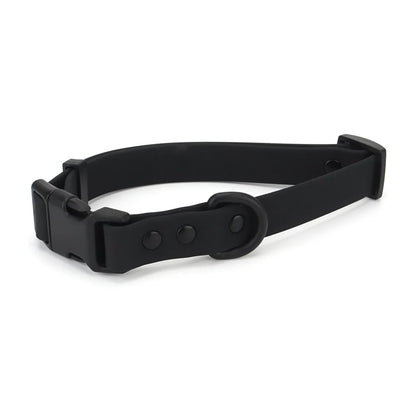 Collier pour chien en PVC noir avec boucle clip plastique et anneau rond sur fond blanc.