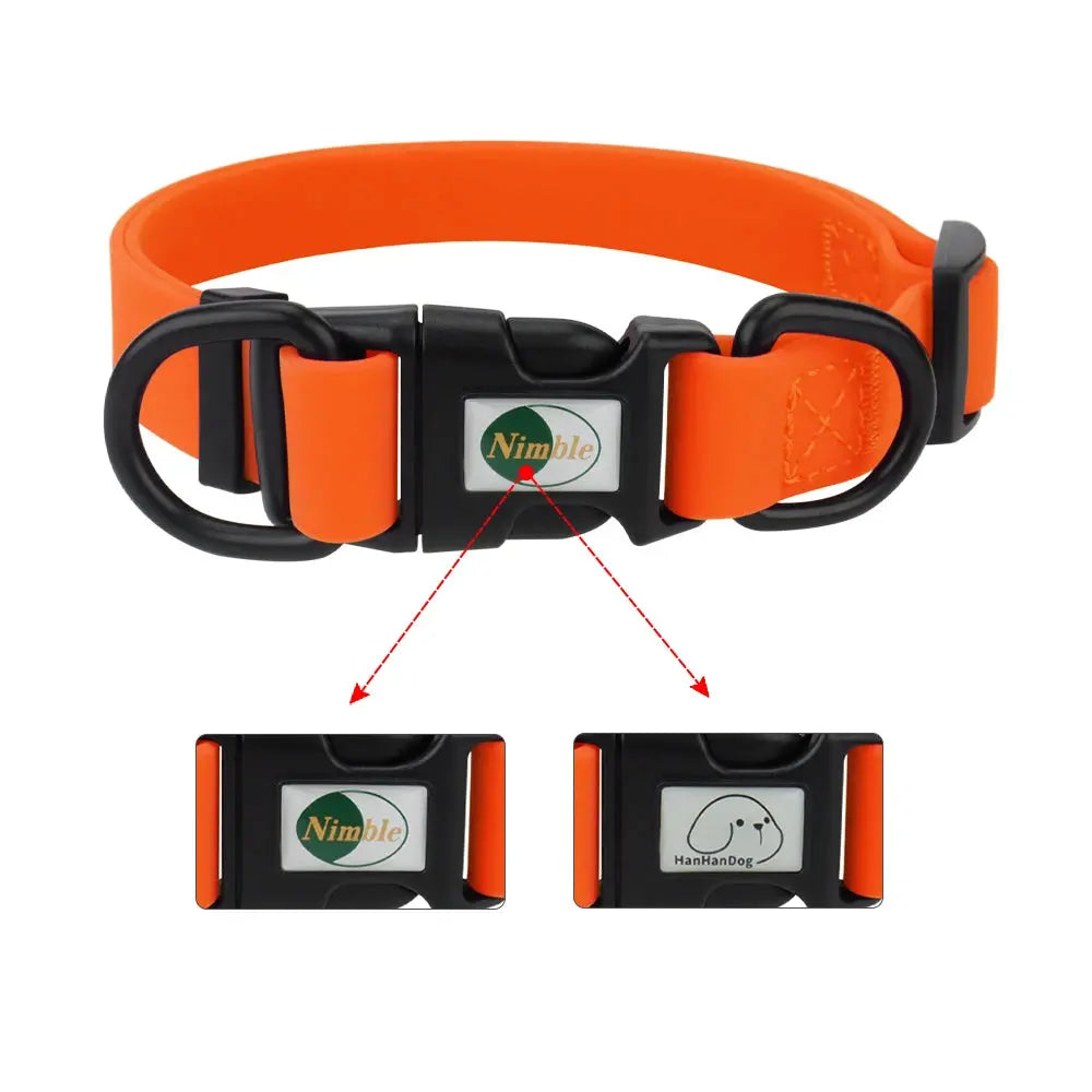 Vue produit d’un collier orange en PVC doux avec système de fermeture rapide sur fond blanc.