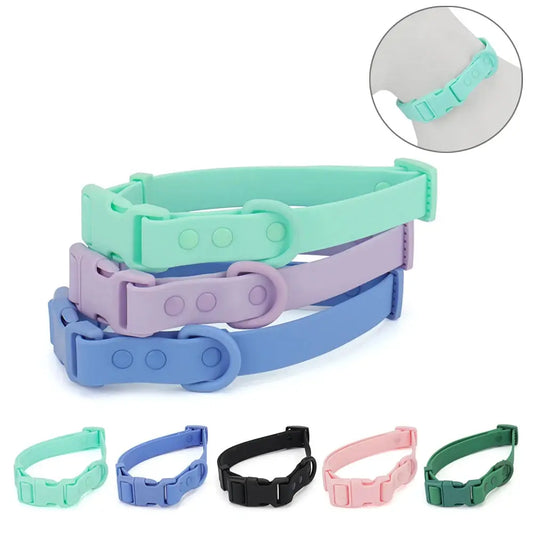 Collection de colliers pour chien en PVC pastel menthe, lilas, bleu, noir et rose et présentation de tous les différents coloris en bas de l'image.