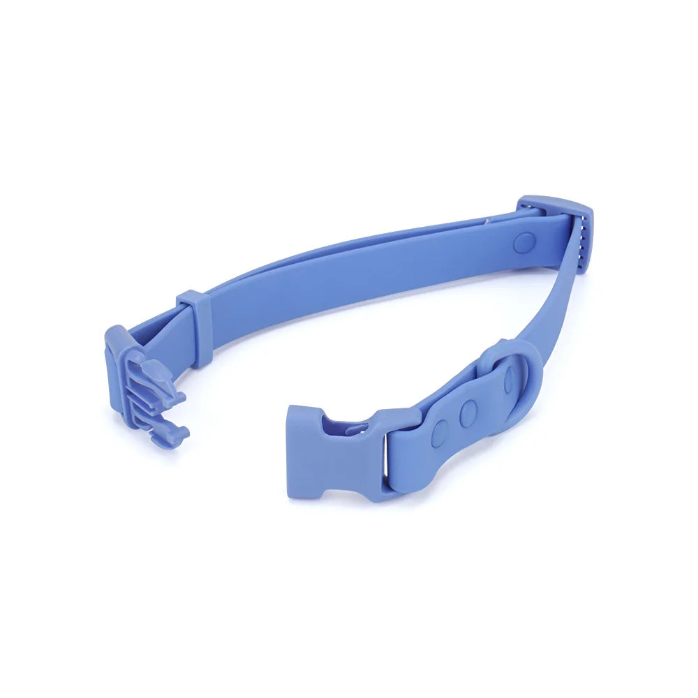 Collier pour chien en PVC bleu pastel avec boucle clip plastique ouverte.