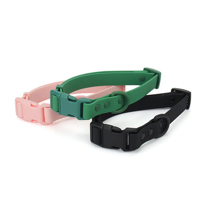 Trois colliers pour chien en PVC pastel rose, vert et noir avec boucle clip plastique.