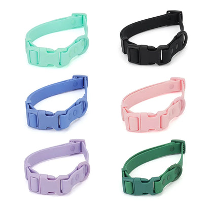Six colliers pour chien en PVC pastel de différentes couleurs présentés ensemble.