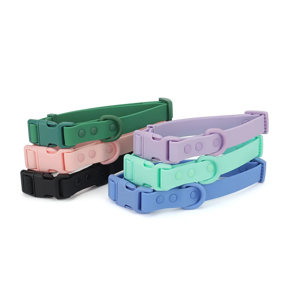 Plusieurs colliers pour chien en PVC pastel empilés sur fond blanc.