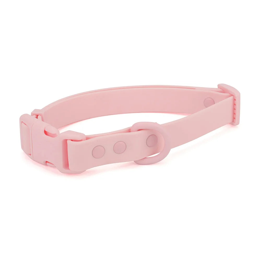 Collier pour chien en PVC rose clair avec boucle clip plastique et anneau rond sur fond blanc.