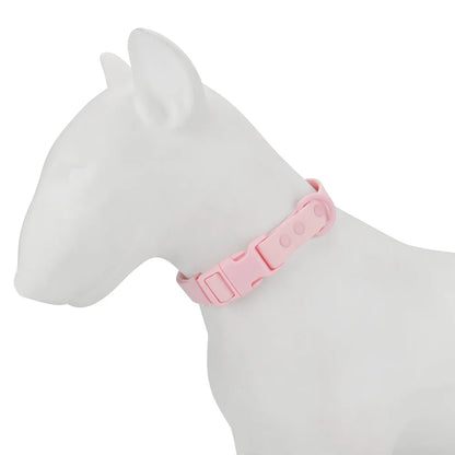 Collier pour chien en PVC rose clair porté sur un mannequin chien blanc.