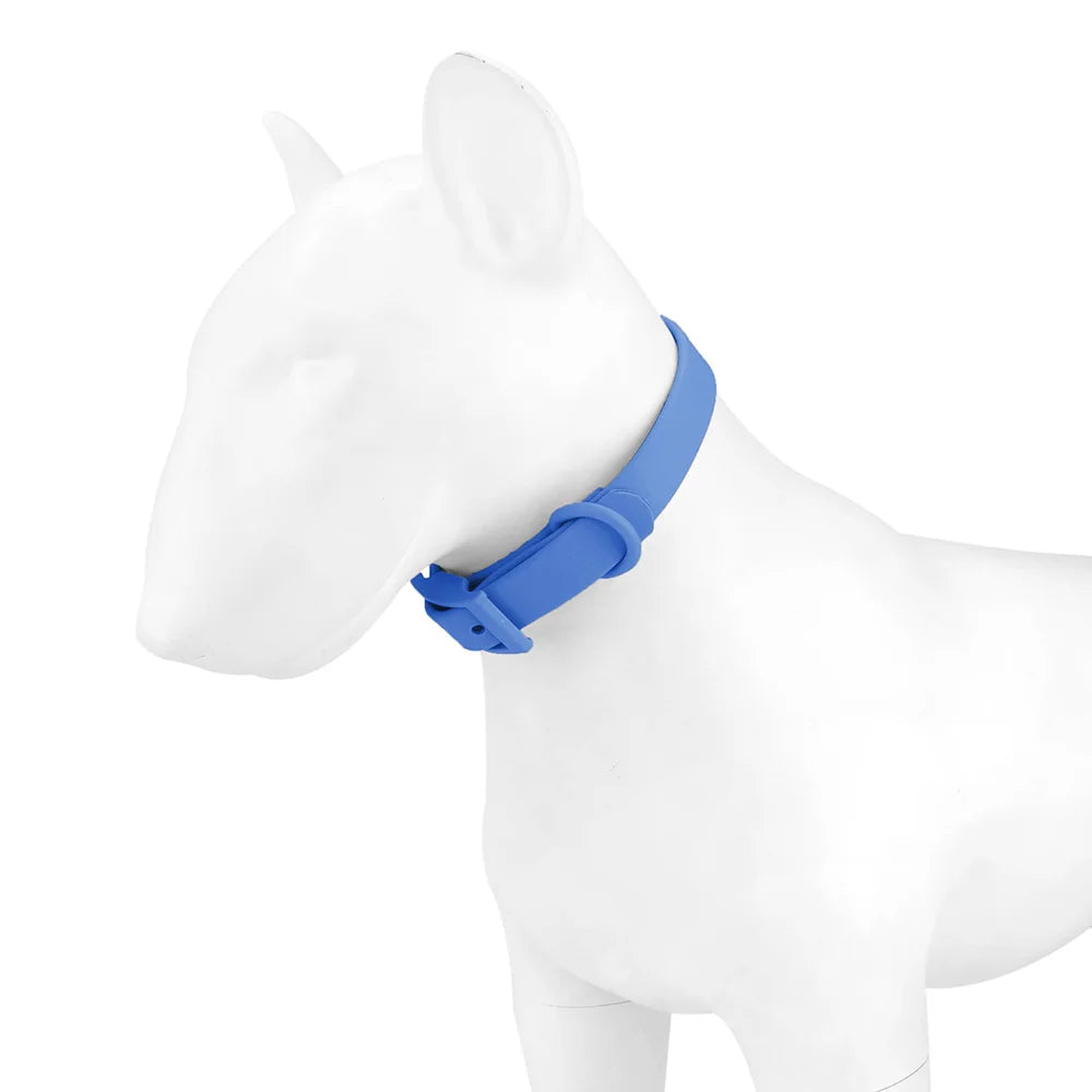 Collier pour chien en PVC imitation silicone bleu moyen porté sur un mannequin de chien blanc, vue de profil sur fond blanc, boucle à ardillon rectangulaire visible sur le côté.