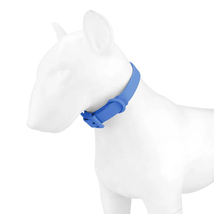 Collier pour chien en PVC imitation silicone bleu moyen porté sur un mannequin de chien blanc, vue de profil sur fond blanc, boucle à ardillon rectangulaire visible sur le côté.