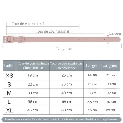 Guide de tailles d'un collier chien en PVC imitation silicone rose poudré, avec schéma annoté indiquant la circonférence minimale et maximale du cou, la largeur et la longueur totale, accompagné d'un tableau des dimensions pour les tailles XS à XL en centimètres et pouces.