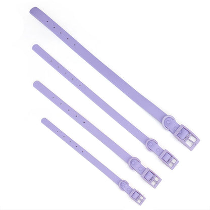 Quatre colliers pour chien en PVC imitation silicone lilas présentés à plat côte à côte du plus grand au plus petit, illustrant les quatre tailles disponibles avec boucle à ardillon et trous de réglage visibles sur fond blanc.