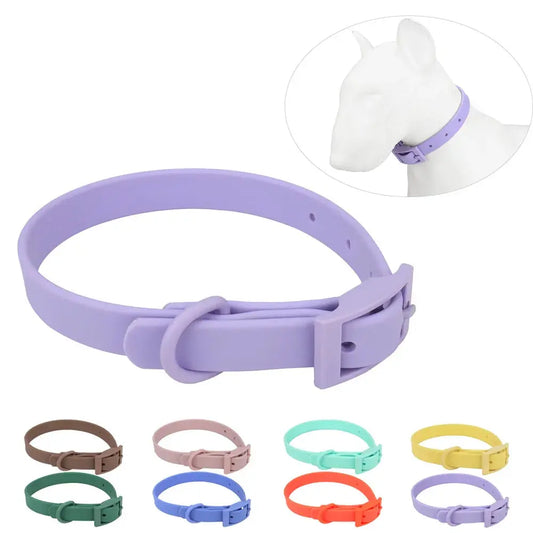 Collier pour chien en PVC imitation silicone lilas avec boucle à ardillon, présenté en grand format avec vue portée sur mannequin canin en médaillon, et gamme de neuf coloris disponibles visibles en bas dont marron, taupe, vert, bleu, orange, rouge, menthe, lilas et jaune.