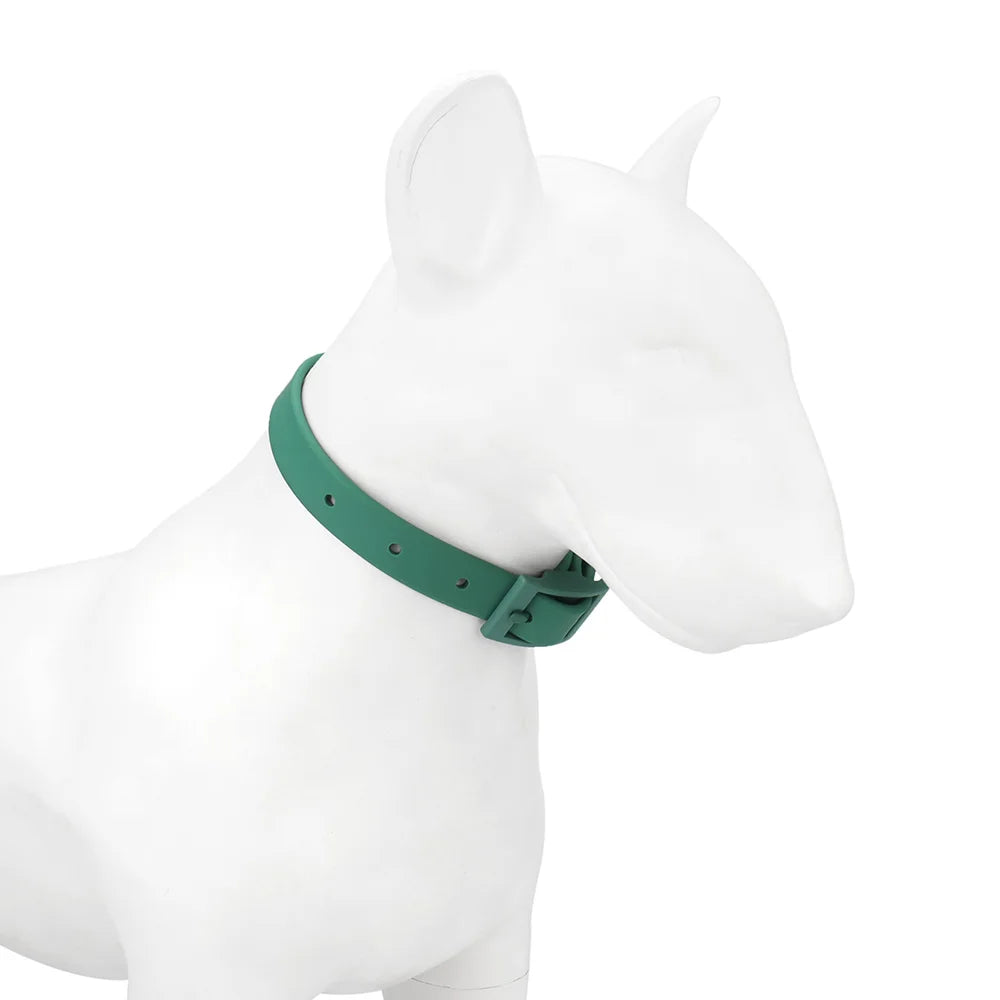 Collier pour chien en PVC imitation silicone vert forêt porté sur un mannequin de chien blanc, vue de profil sur fond blanc, boucle à ardillon visible sur le côté du cou.