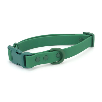 Collier pour chien en PVC vert foncé avec boucle clip plastique et anneau rond sur fond blanc.