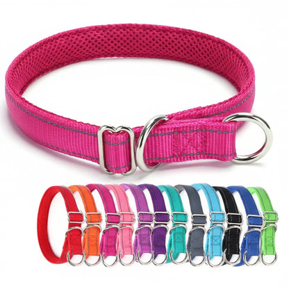 Collier pour chien rose avec doublure en maille et plusieurs coloris présentés en bas.