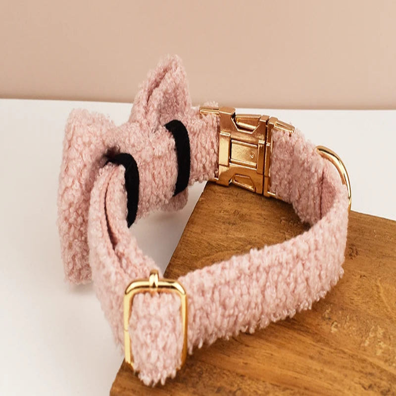 Vue arrière du collier chien bouclette rose avec boucle métal dorée présenté sur un support en bois.