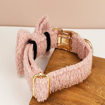 Vue arrière du collier chien bouclette rose avec boucle métal dorée présenté sur un support en bois.