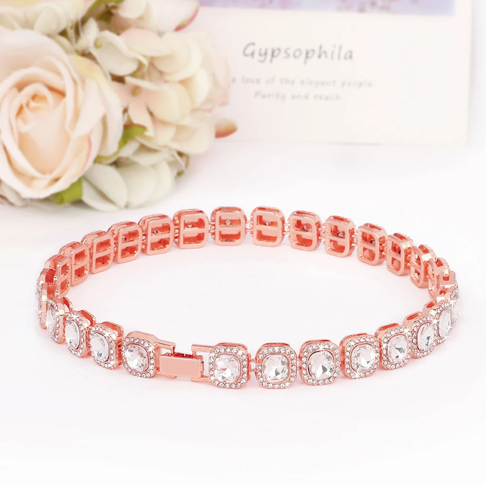 Collier rose pour chien avec cristaux scintillants posé sur une surface blanche.