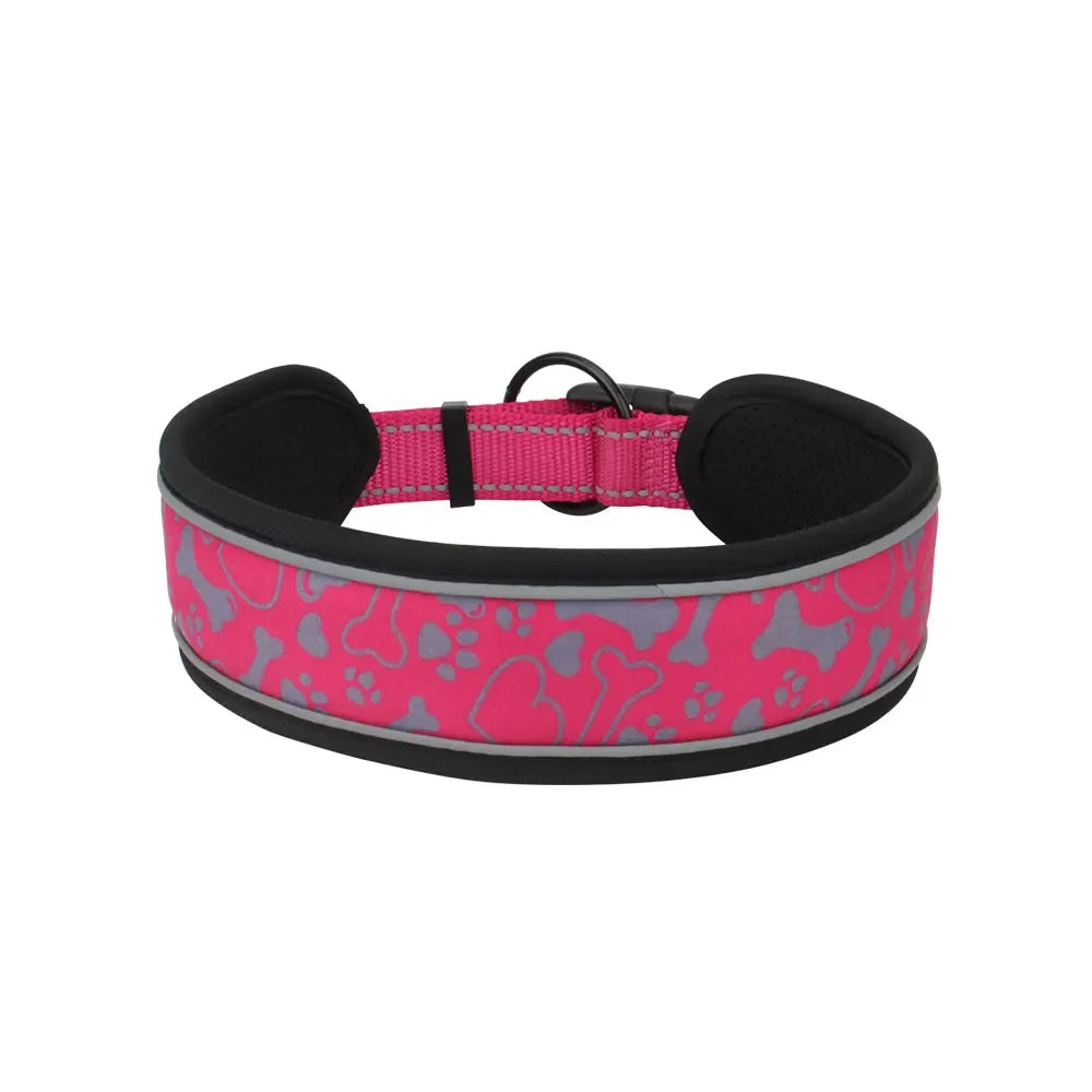 Collier pour chien rose fluo avec motifs os, pattes et coeurs gris et doublure noire sur fond blanc.