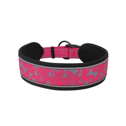 Collier pour chien rose fluo avec motifs os, pattes et coeurs gris et doublure noire sur fond blanc.