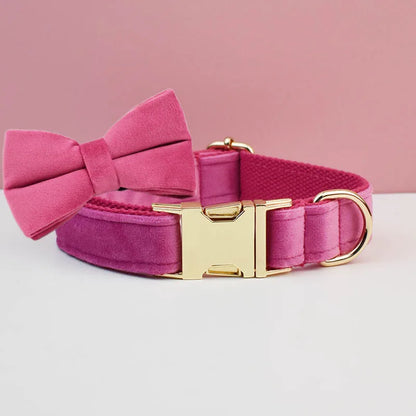 Collier rose fuschia pour chien en velours avec nœud papillon assorti.