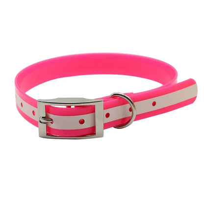 Collier pour chien rose fuschia en TPU et nylon avec bande réfléchissante blanche et boucle métal sur fond blanc.