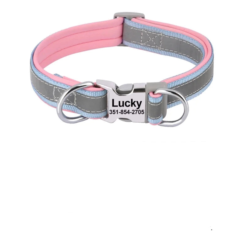 Collier rose et gris personnalisé pour chien avec tableau des tailles sur fond blanc. 