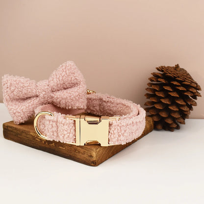 Collier rose pâle pour chien en tissu bouclette avec nœud papillon.