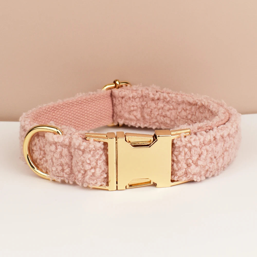 Collier rose pâle pour chien en tissu bouclette avec boucle dorée.