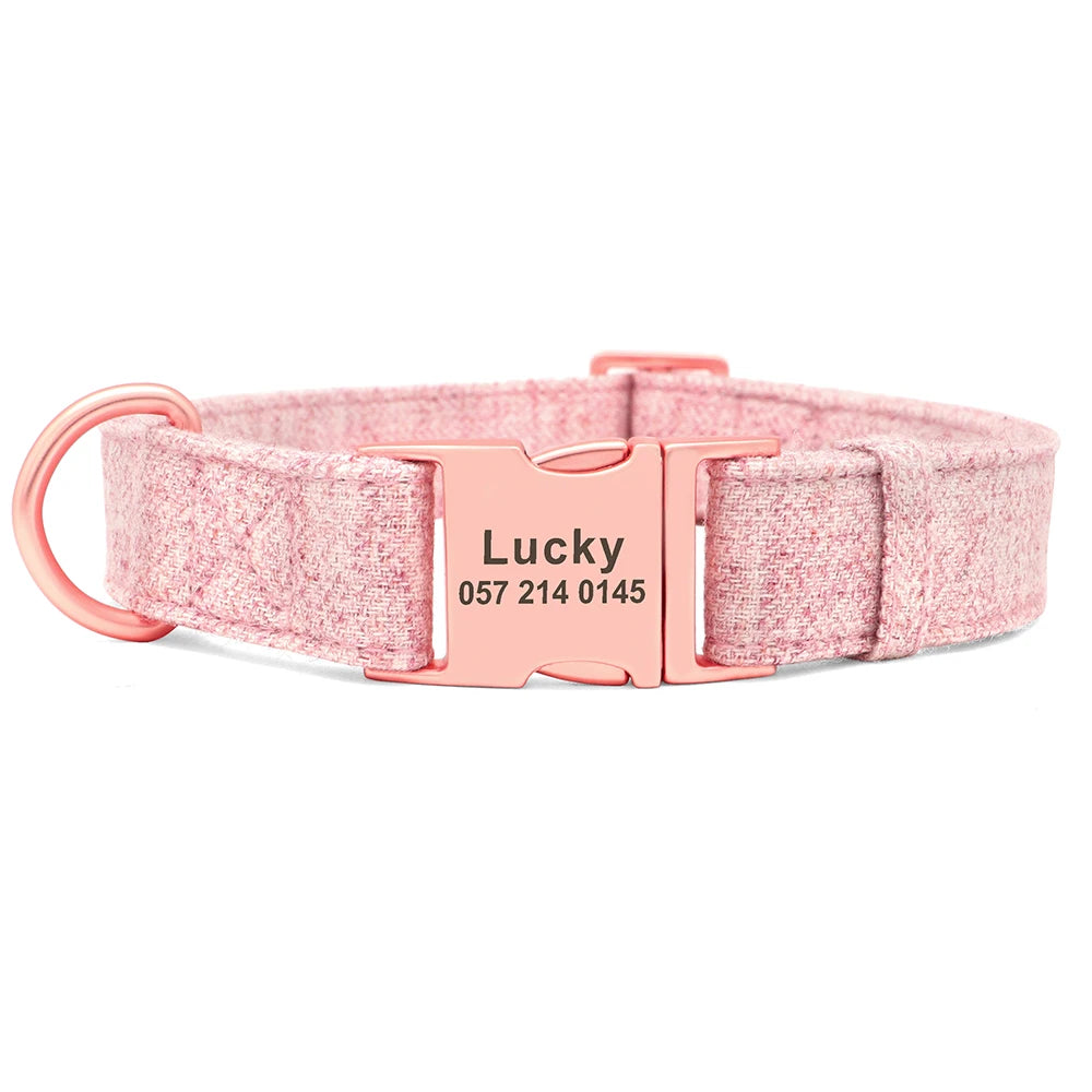 Collier rose pour chien avec boucle métal gravée personnalisable sur fond blanc.