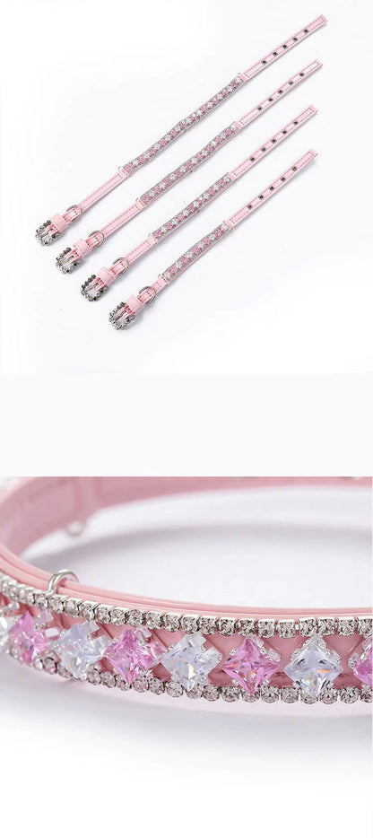 Quatre colliers roses pour chien alignés avec un gros plan sur les strass roses et transparents.