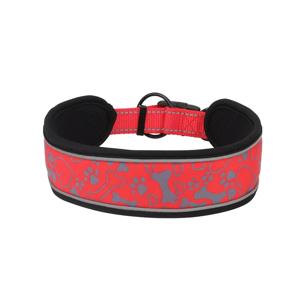 Collier pour chien rouge corail avec motifs os, pattes et coeurs gris et doublure noire sur fond blanc.
