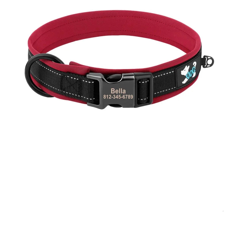 Collier rouge et noir personnalisé pour chien avec tableau des tailles sur fond blanc.