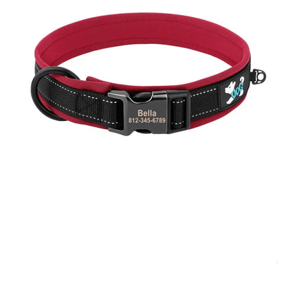 Collier rouge et noir personnalisé pour chien avec tableau des tailles sur fond blanc.