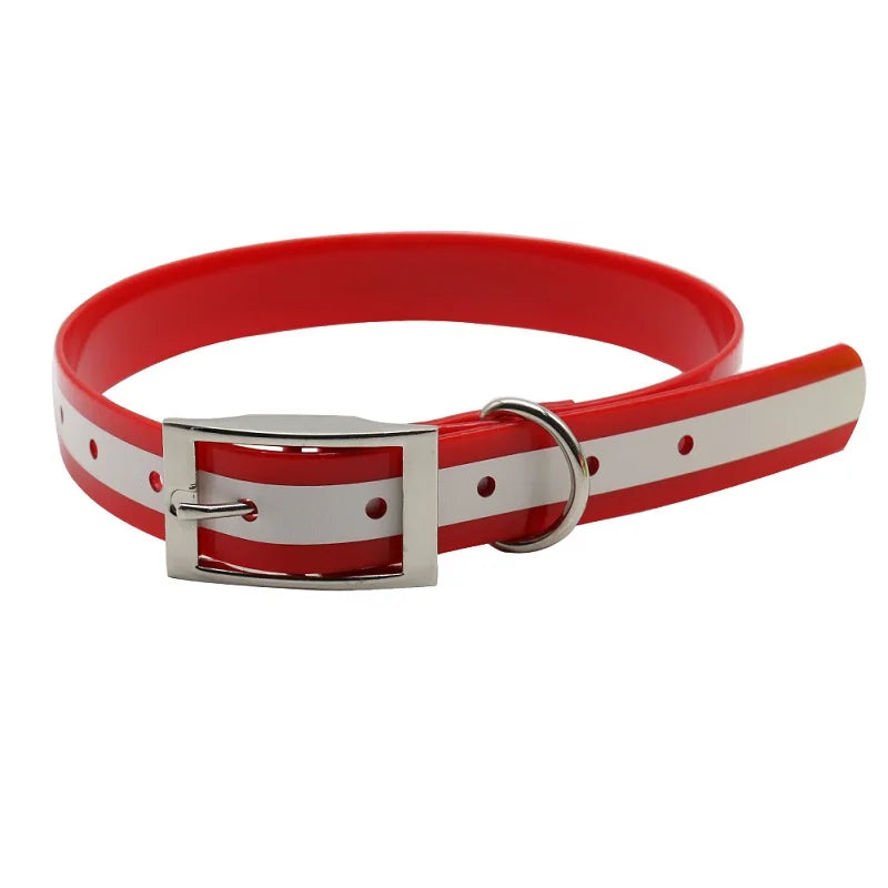 Collier pour chien rouge en TPU et nylon avec bande réfléchissante blanche et boucle métal sur fond blanc.