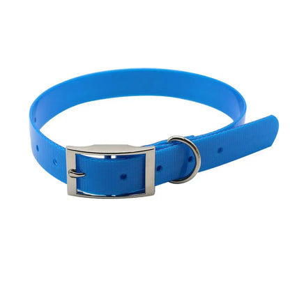 Collier pour chien en TPU imperméable bleu avec boucle en métal réglable sur fond blanc.