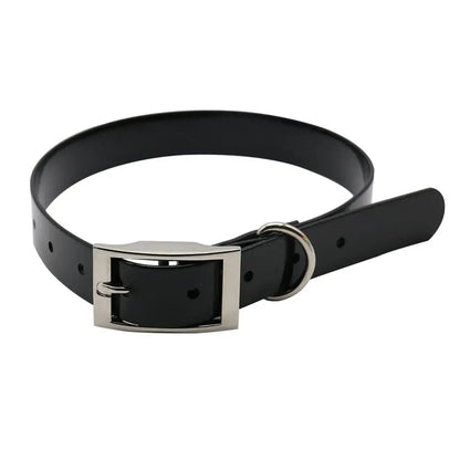 Collier pour chien en TPU imperméable noir avec boucle en métal réglable sur fond blanc.