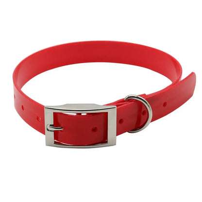 Collier pour chien en TPU imperméable rouge avec boucle en métal sur fond blanc.