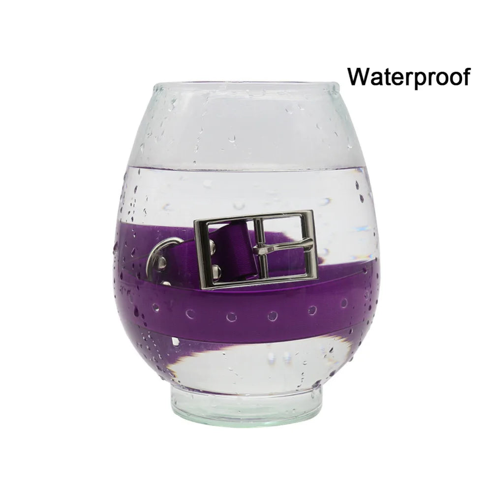 Collier pour chien violet en TPU présenté dans l’eau pour montrer son imperméabilité.