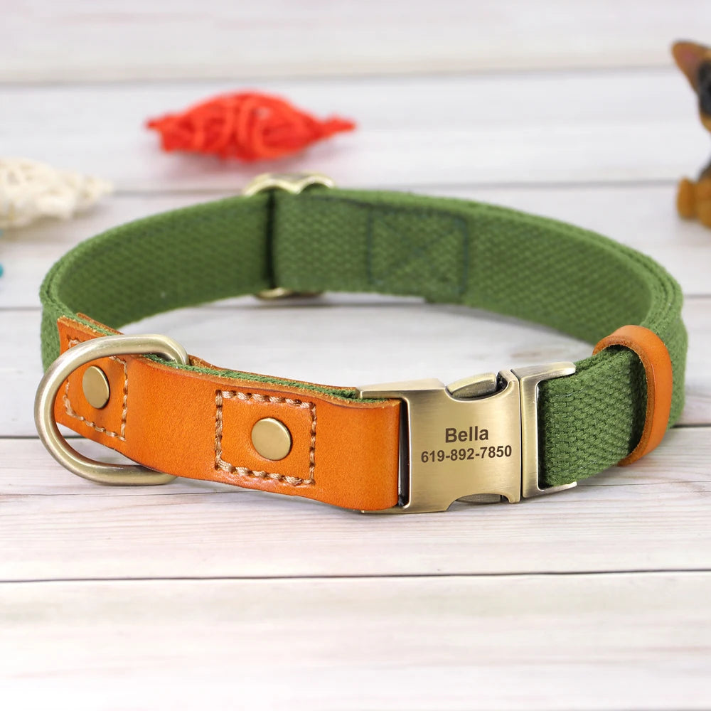 Collier vert cuir orange pour chien avec boucle métal gravée personnalisable et en anneau en D présenté sur un fond en bois gris.