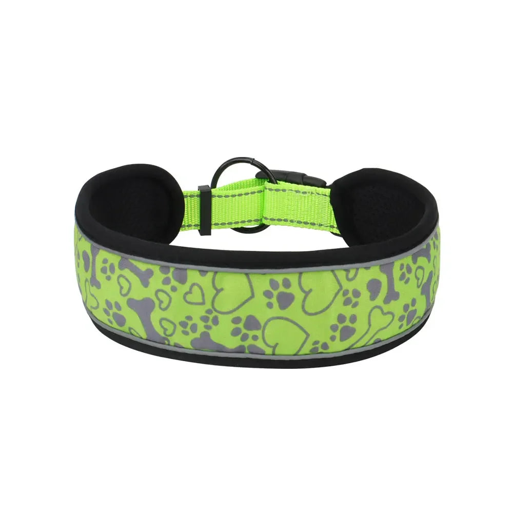 Collier pour chien vert fluo avec motifs os, pattes et coeurs gris et doublure noire sur fond blanc.