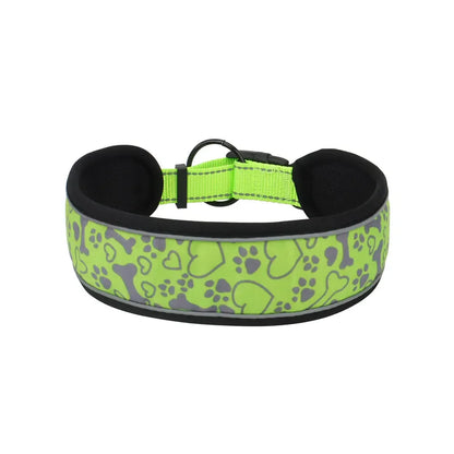 Collier pour chien vert fluo avec motifs os, pattes et coeurs gris et doublure noire sur fond blanc.