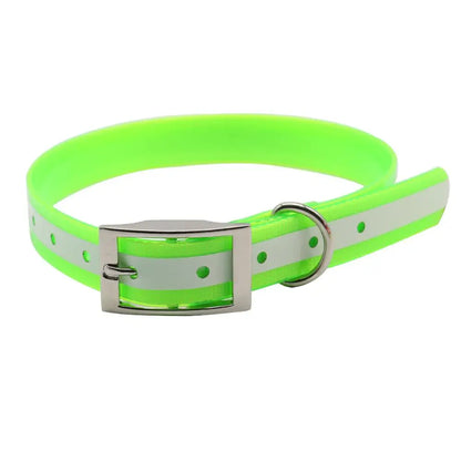 Collier pour chien vert fluo en TPU et nylon avec bande réfléchissante centrale et boucle métal sur fond blanc.