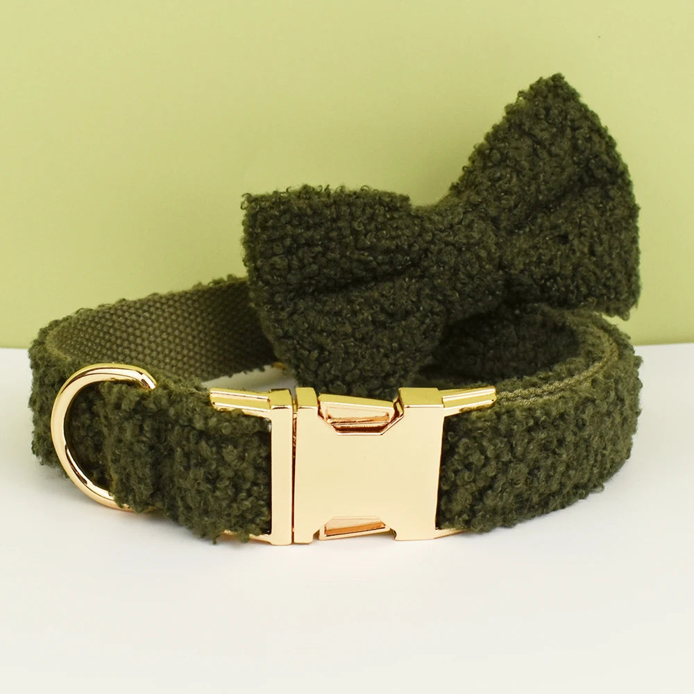 Collier vert kaki pour chien en tissu bouclette avec nœud papillon.