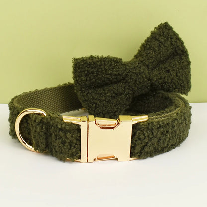 Collier vert kaki pour chien en tissu bouclette avec nœud papillon.