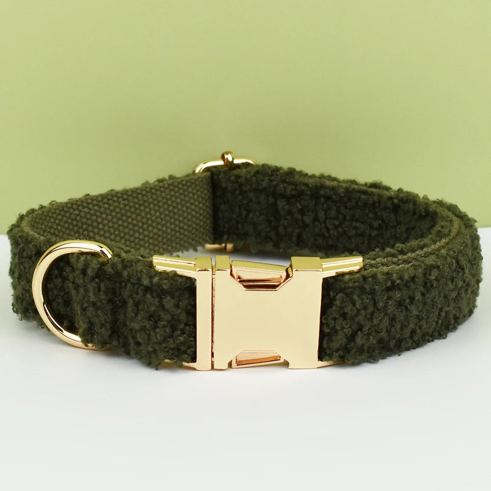 Collier vert kaki pour chien en tissu bouclette avec boucle dorée.