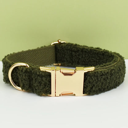 Collier vert kaki pour chien en tissu bouclette avec boucle dorée.