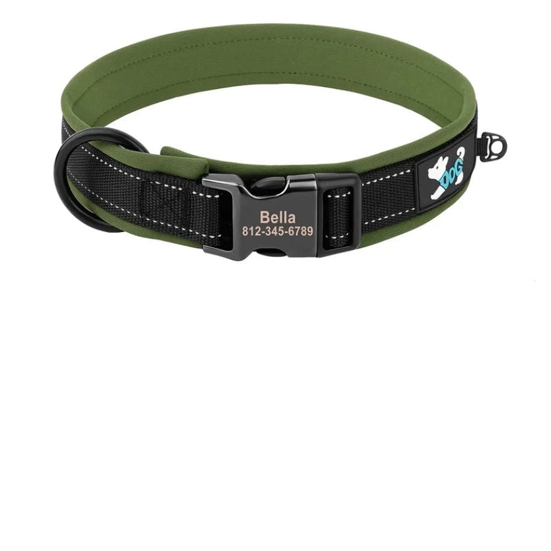 Collier vert kaki et noir personnalisé pour chien avec tableau des tailles sur fond blanc.