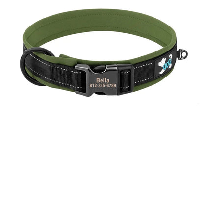 Collier vert kaki et noir personnalisé pour chien avec tableau des tailles sur fond blanc.