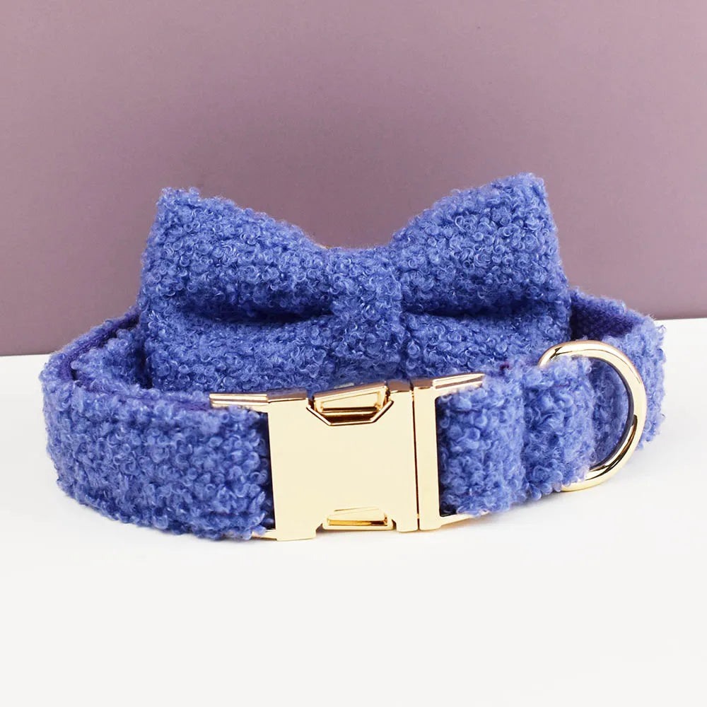 Collier violet pour chien en tissu bouclette avec nœud papillon.